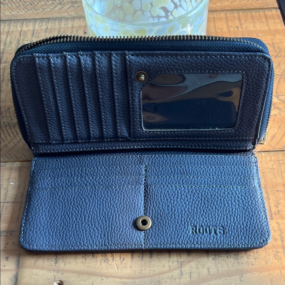 ROOTS Black Leather Zip Wallet - Picture 7 of 9